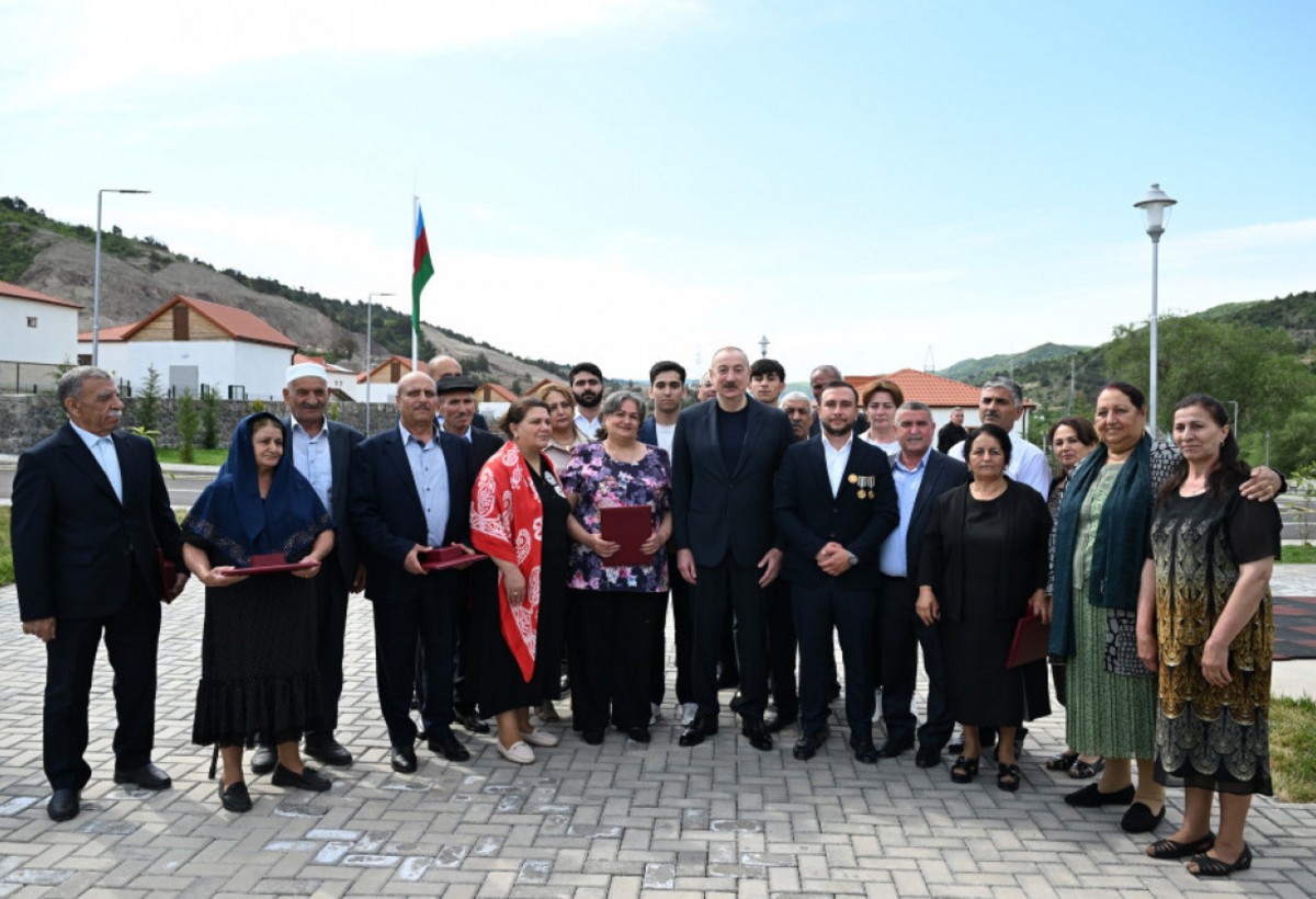 Prezident Bəylik kəndinə köçən sakinlərə evlərinin açarlarını verib - YENİLƏNİB
