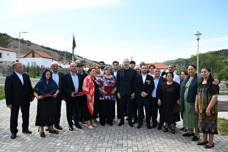Prezident Bəylik kəndinə köçən sakinlərə evlərinin açarlarını verib - YENİLƏNİB
