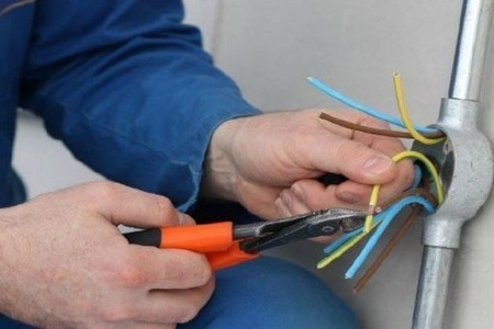 Bakıda marketin qarşısında 2 nəfəri cərəyan vurub öldürdü (FOTO)