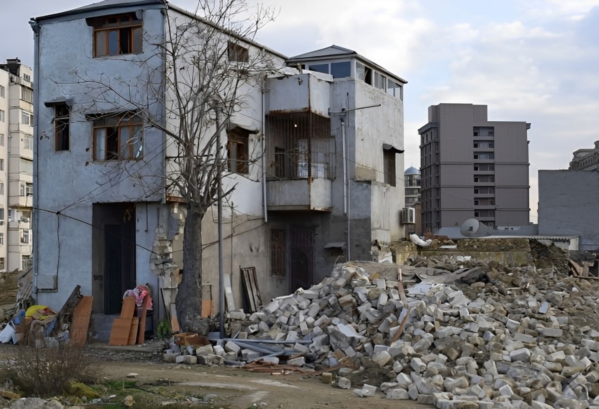 Bakının mərkəzində üç bina söküldü - Yeni park salınır