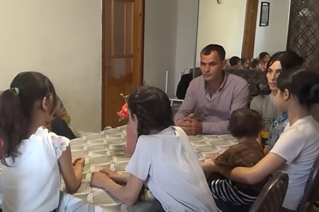 Salyanda 10 uşaqlı ailə: Böyüyün 14, balacanın 1 yaşı var - VİDEO