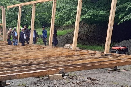 Lənkəranda istirahət mərkəzində qanunsuz tikinti söküldü