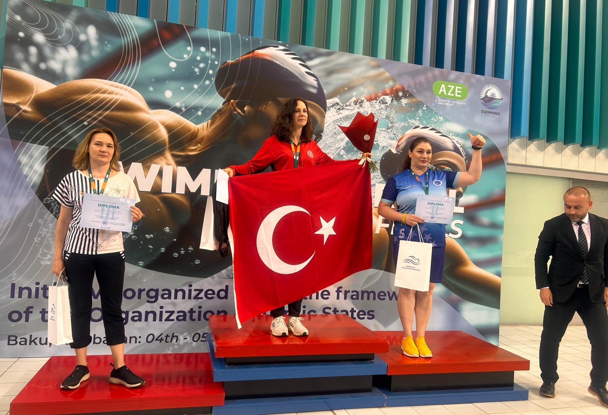 Bakıda 30-60 yaşlı qadınlar üzgüçülük yarışında