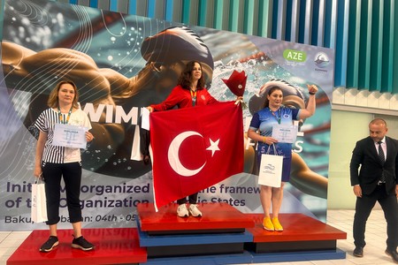 Bakıda 30-60 yaşlı qadınlar üzgüçülük yarışında
