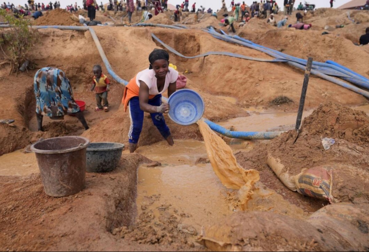 Nigeriyada qum mədəni çökdü, 11 uşaq öldü