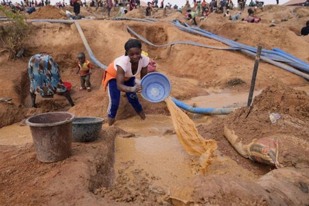 Nigeriyada qum mədəni çökdü, 11 uşaq öldü