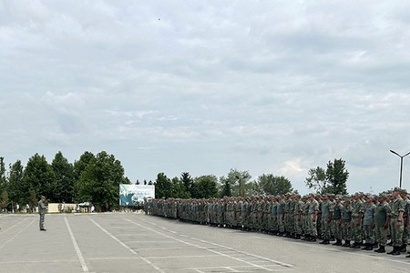 Zakir Həsənov hərbi hissələrdə xidməti döyüş fəaliyyəti ilə maraqlanıb