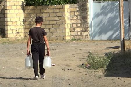 Ağcabədililər su problemindən əziyyət çəkir: Bəhanələrlə bizi yola verirlər