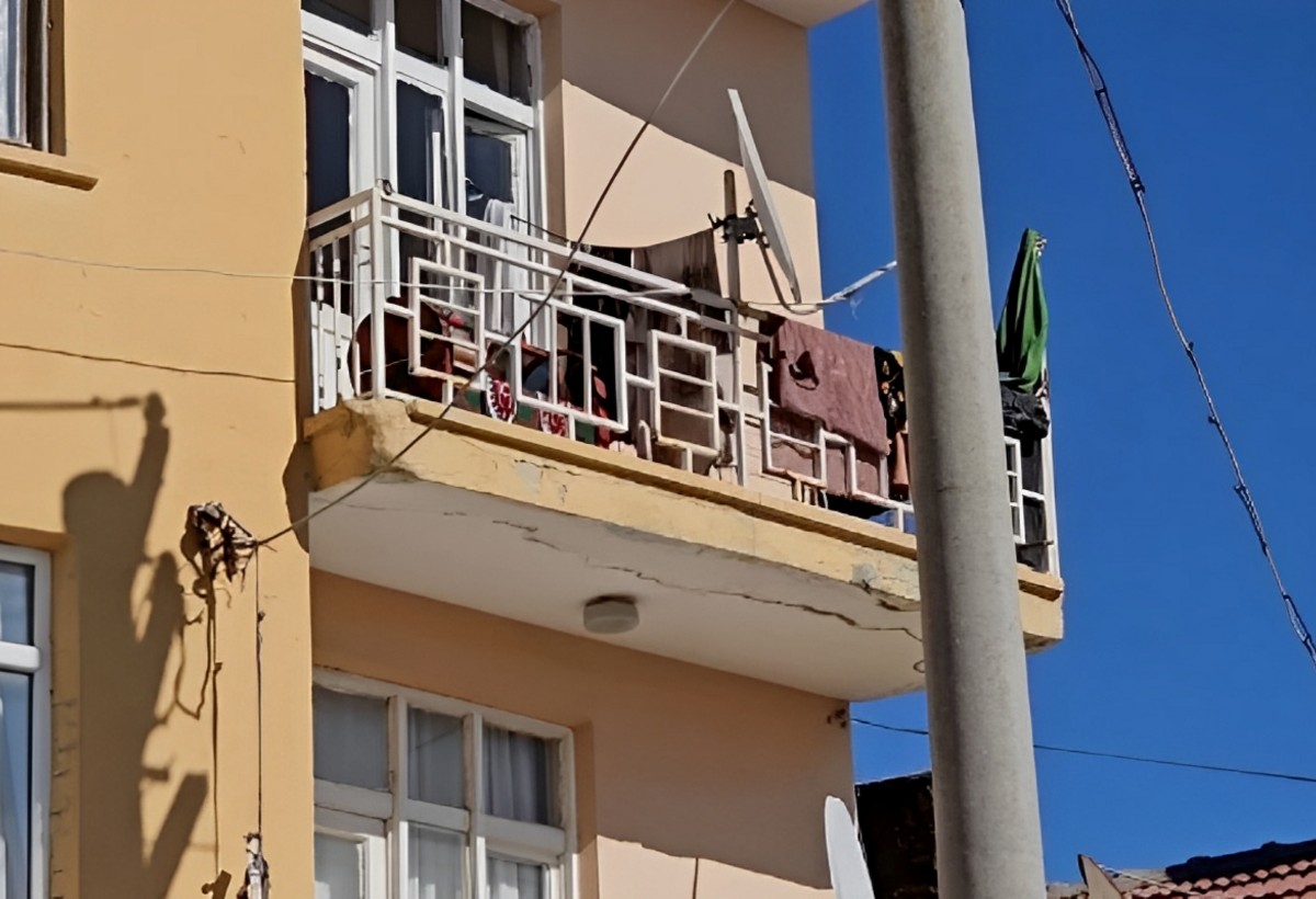 Bərdədə yaşlı qadın paltar asarkən üçüncü mərtəbədən yıxıldı