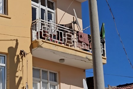 Bərdədə yaşlı qadın paltar asarkən üçüncü mərtəbədən yıxıldı