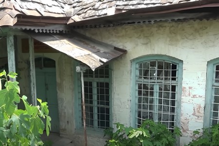 Şəkidə bağça binası ilan yuvasına, çaqqal sığınacağına çevrilib