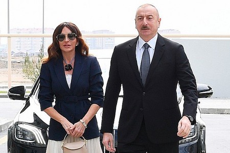 Deputatlar Prezidentlə xanımını təbrik etdilər