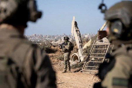 İsrail Ordusu İranda yeraltı raket anbarına hücum edib
