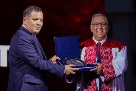 Belek Universiteti məzunlarını gələcəyə uğurladı – Möhtəşəm mərasim, dərin mesajlar və musiqi dolu vida gecəsi