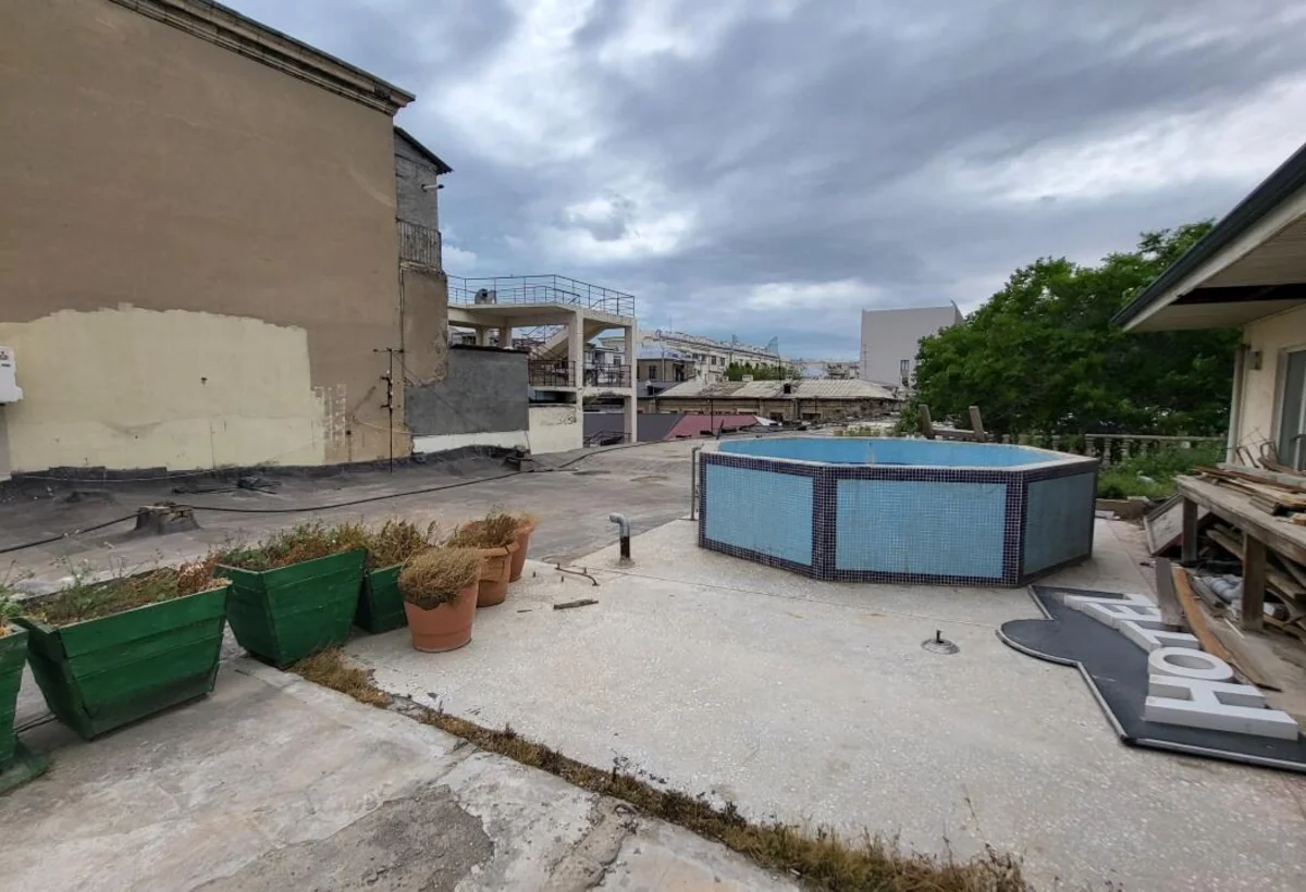 Bakıda qeyri-adi hadisə - Binanın damında hovuz tikdi - FOTO