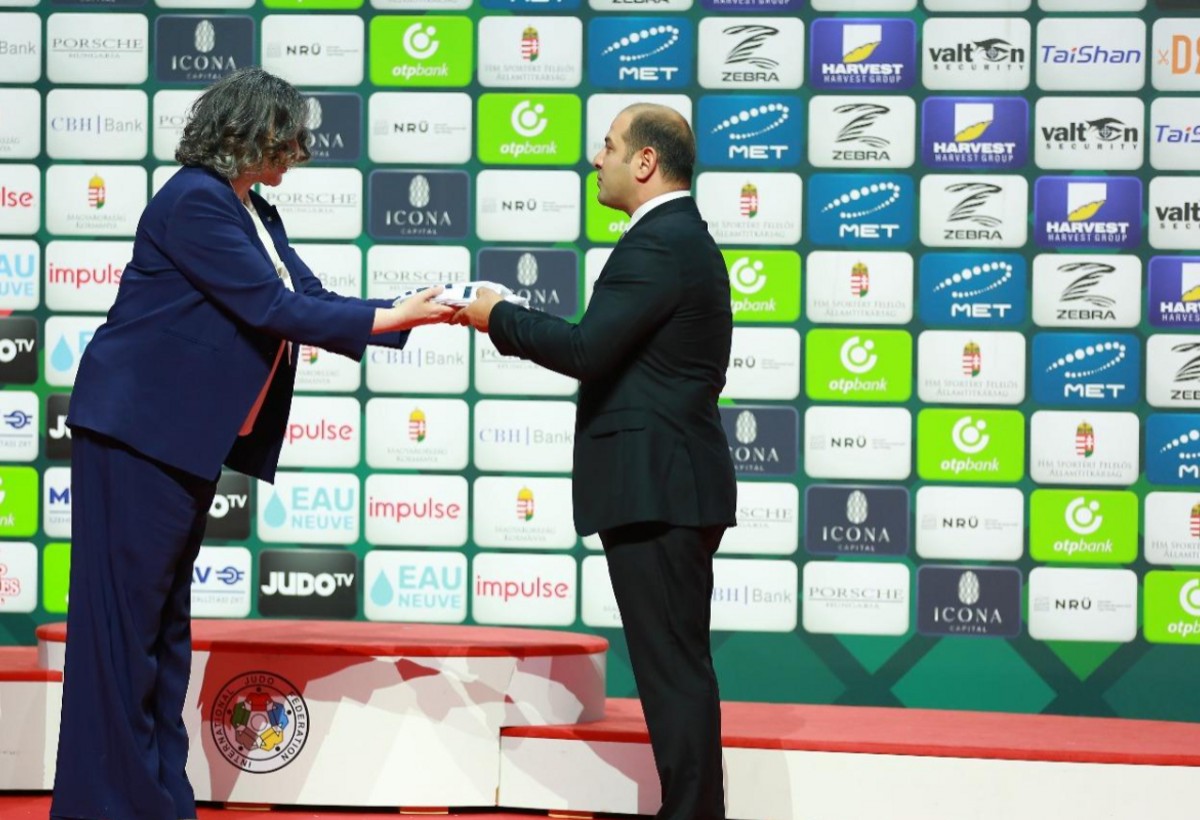 Beynəlxalq Cüdo Federasiyasının bayrağı Azərbaycana təqdim olunub