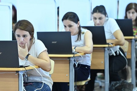Bugünkü sertifikasiya imtahanlarında 3 300 müəllim istirak edib