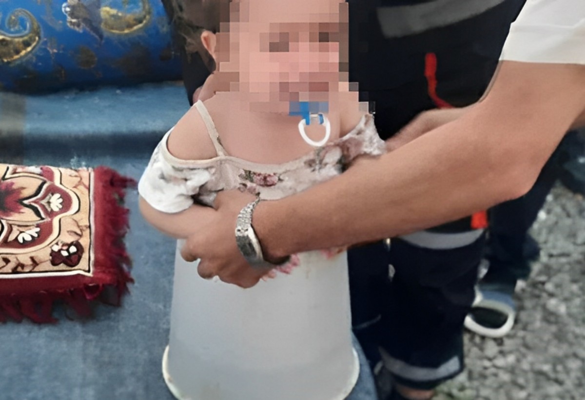 Ağdamda azyaşlı dəmir vedrənin içində sıxılı vəziyyətdə qalıb