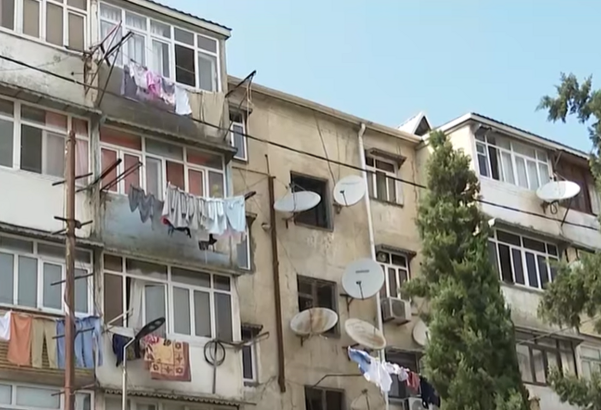 Gəncədə binanın zirzəmisini su basıb: sakinlər təhlükədə yaşadıqlarını deyirlər