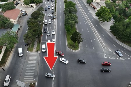 Bakıda bu küçədə yol hərəkətinin təşkilindəki uyğunsuzluq təhlükə mənbəyidir