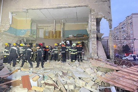 Ötən il Sumqayıtda partlayış olan bina sökülür - Sakinlər narazıdırlar