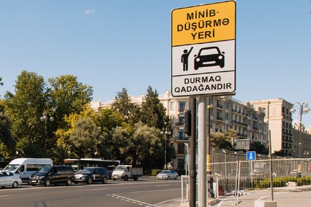 Bakıda daha bir avtobus zolağında minib-düşmə yeri yaradıldı