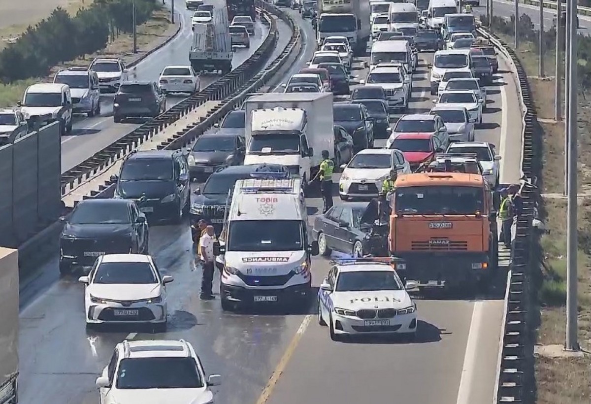Dairəvi yolda qəza olub, sıxlıq yaranıb - FOTO
