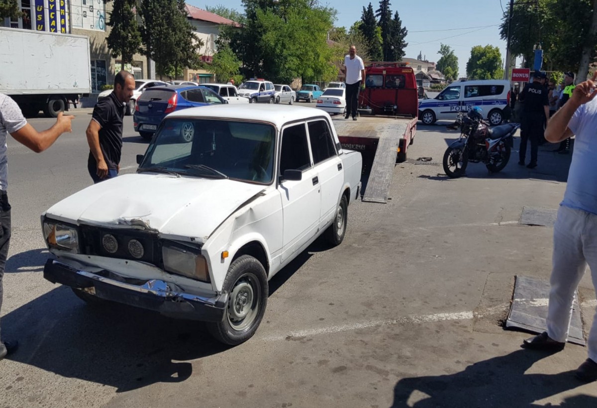 Göyçayda avtomobil motosikletlə toqquşub, ölən var