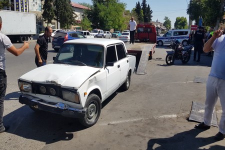 Göyçayda avtomobil motosikletlə toqquşub, ölən var