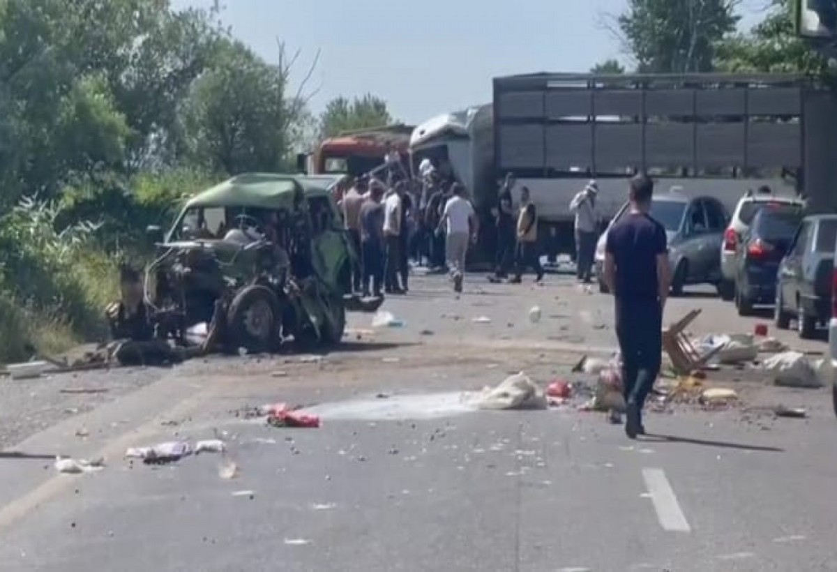 Şabranda ağır qəza: Niva iki yük maşınını bir birinə vurdu