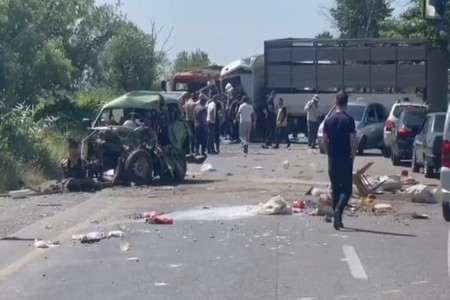 Şabranda ağır qəza: Niva iki yük maşınını bir birinə vurdu