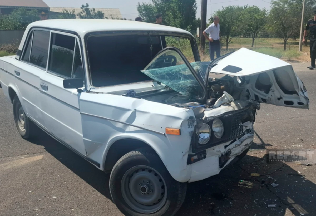 Goranboyda mikroavtobusla minik avtomobili toqquşub, yaralananlar var
