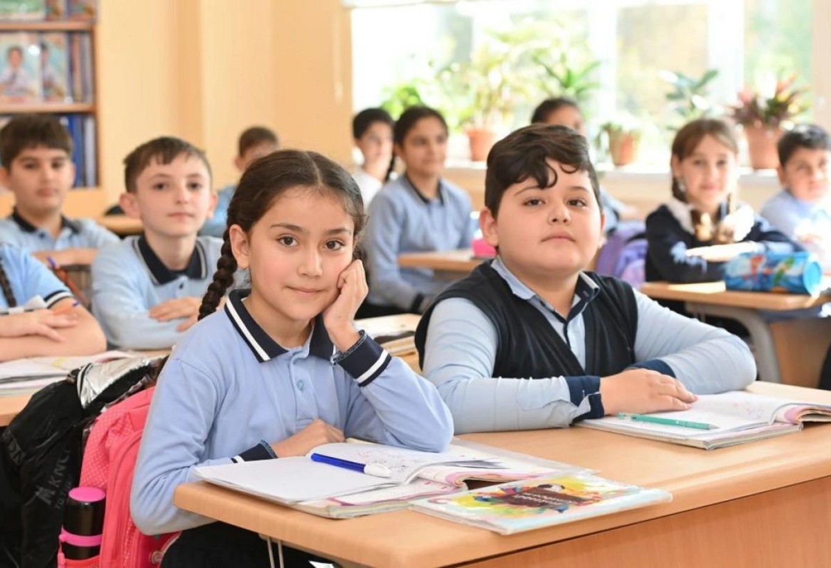 Sabahdan məktəbli formalarının qiyməti aşağı düşür