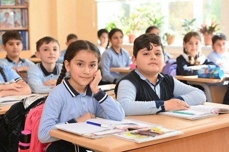 Sabahdan məktəbli formalarının qiyməti aşağı düşür