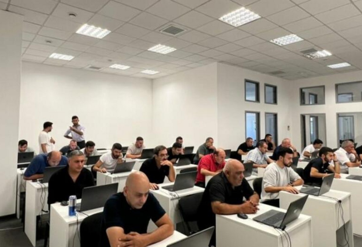 Taksi sürücüləri imtahan verdilər