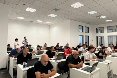Taksi sürücüləri imtahan verdilər