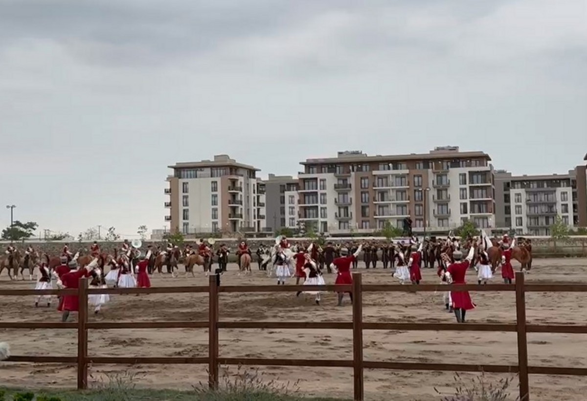 ECO-nun Zirvə görüşünün iştirakçıları üçün Qarabağ atlarının “Zəfər” şousu - VİDEO
