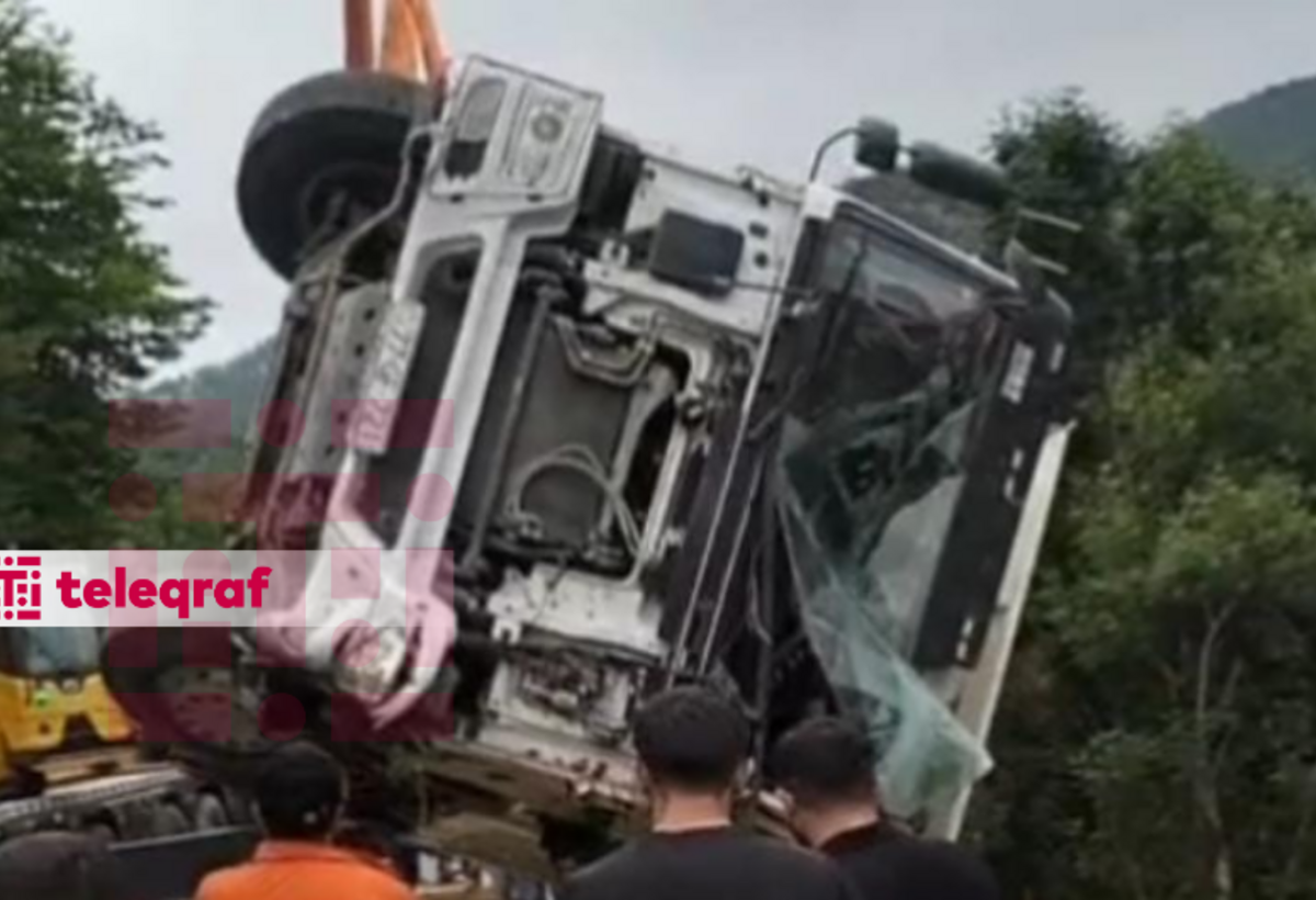 Laçında yük avtomobili dərəyə aşıb