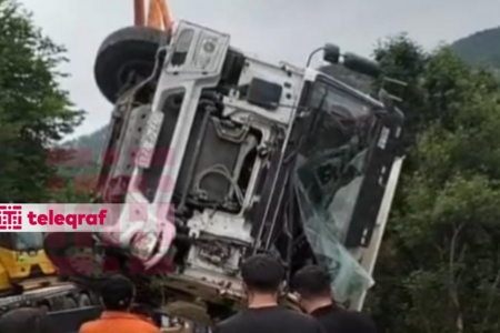 Laçında yük avtomobili dərəyə aşıb