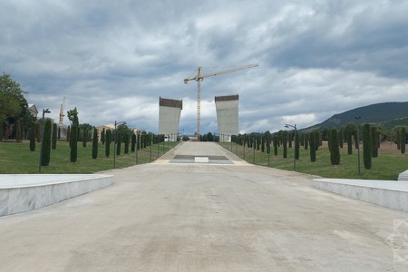 Xankəndidə 44 metr hündürlüyündə Zəfər Tağı inşa olunur