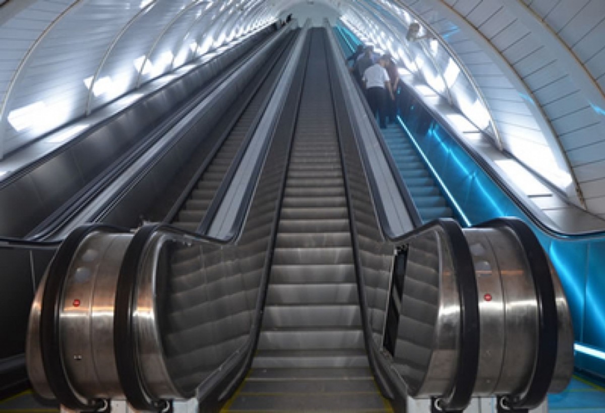 Metroda HƏYƏCANLI ANLAR: Ana və övladları eskalatordan yıxıldılar