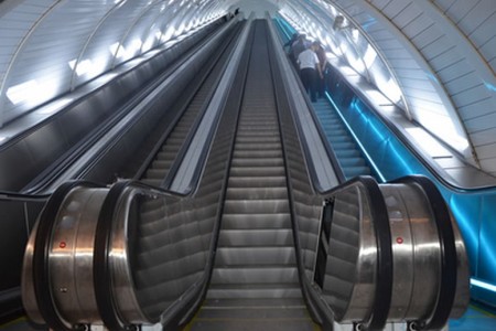 Metroda HƏYƏCANLI ANLAR: Ana və övladları eskalatordan yıxıldılar