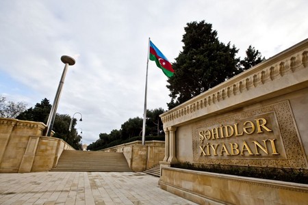 XİN rəhbərliyi Şəhidlər xiyabanını ziyarət edib