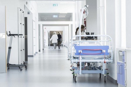 Valideyn nəzarətsizliyi iki körpəni xəstəxanalıq etdi
