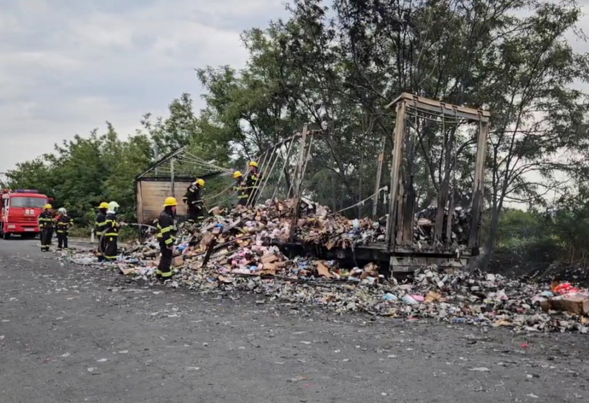 Şəkidə bir TIR kosmetika yandı - FOTO