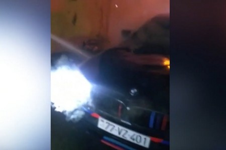 Bakıda “BMW” yanıb