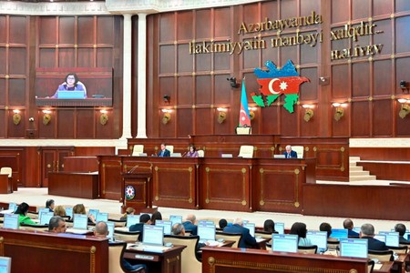 Deputatlar tətilə çıxdılar