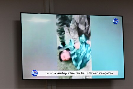 Ermənlərin azərbaycanlı əsirlərə işgəncə verdikləri kadrlar məhkəmədə nümayiş etdirildi - FOTO