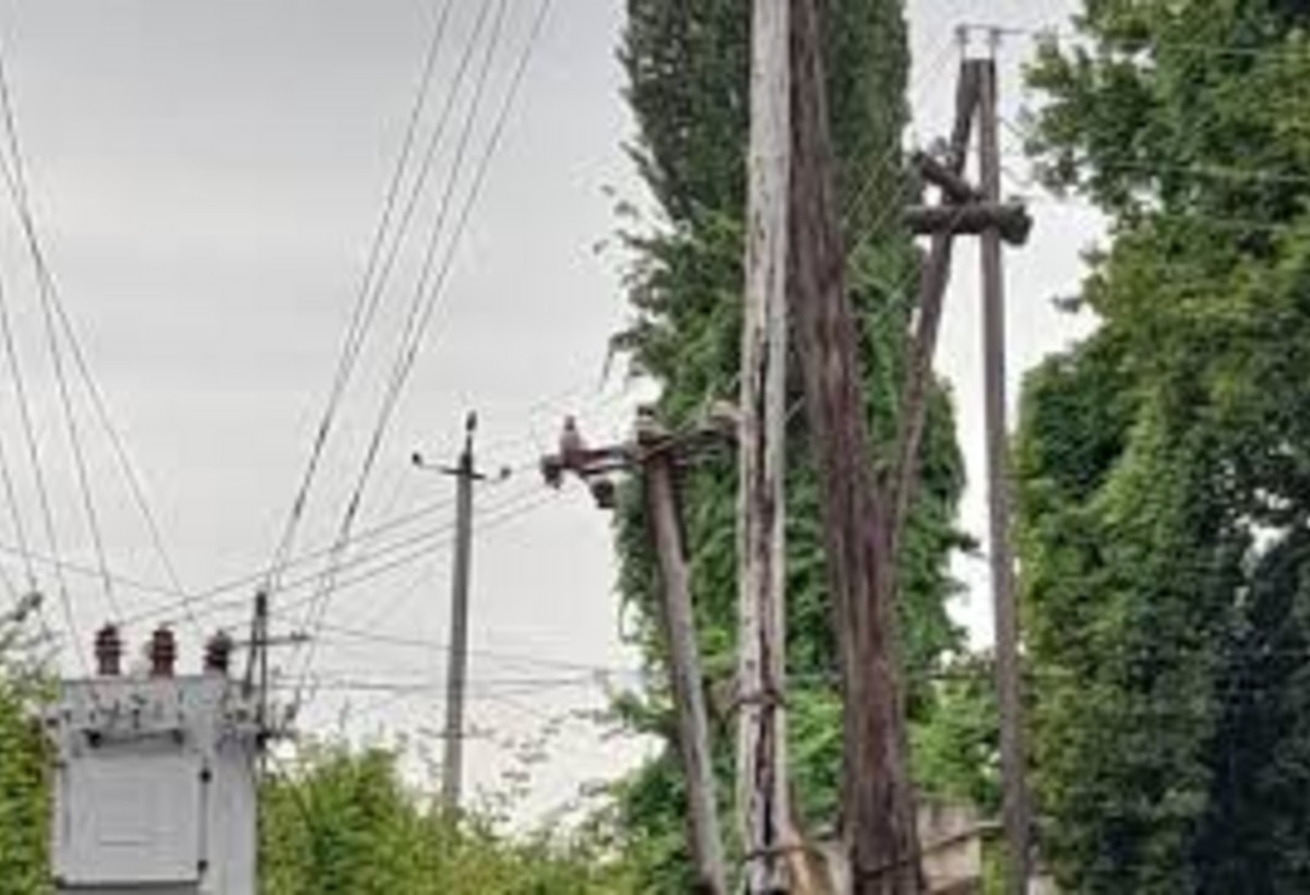 Yardımlıda çürük elektrik dirəkləri təhlükə saçır - VİDEO