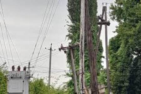 Yardımlıda çürük elektrik dirəkləri təhlükə saçır - VİDEO